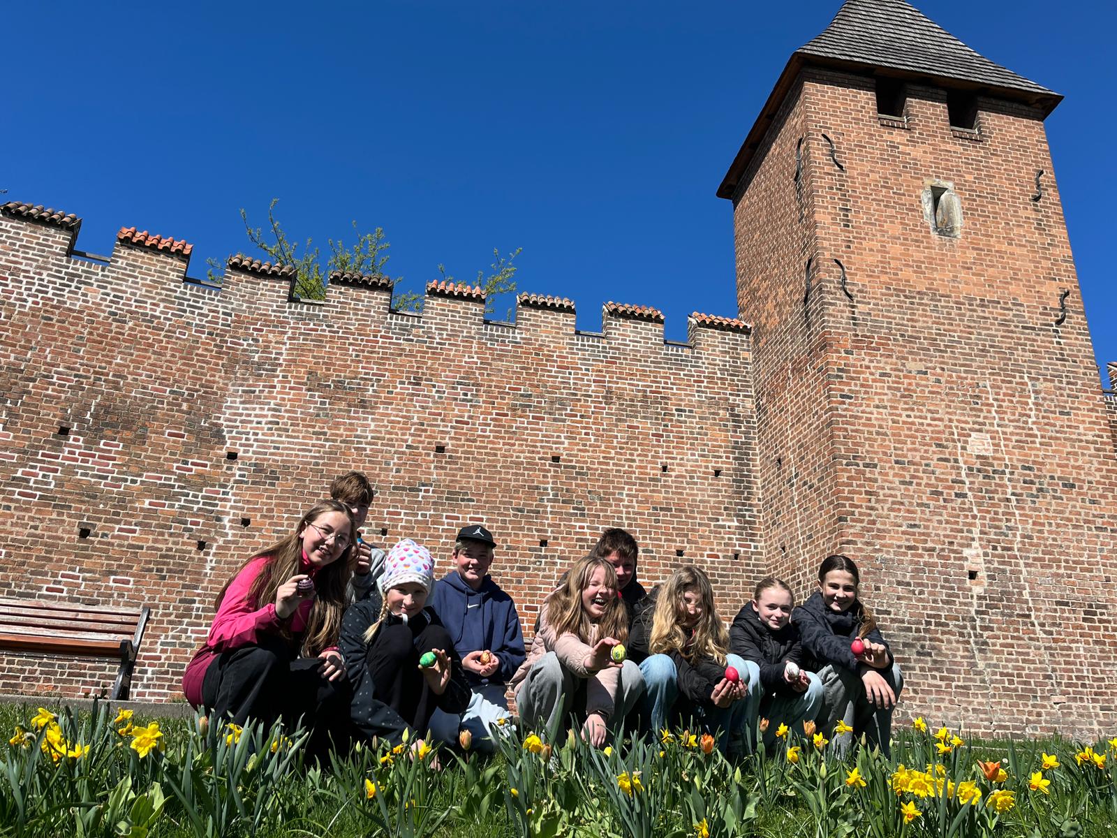 Outdoor English Easter. 6. B